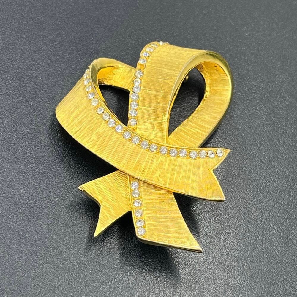 Vintage Gold Tone Rhinestone
Double Ribbon Brooch Pin
Unbranded - Picture 1 of 9